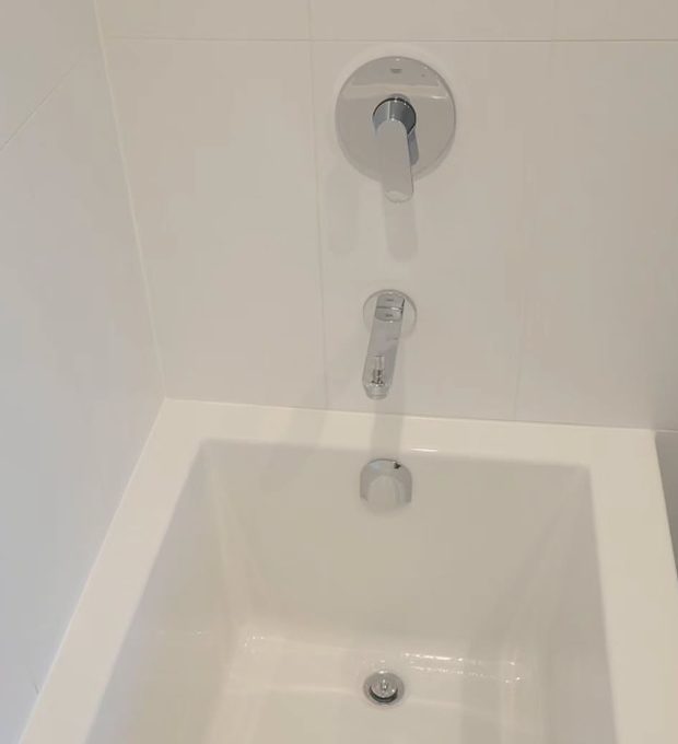 Bathtub after cleaning: bright white, no stains